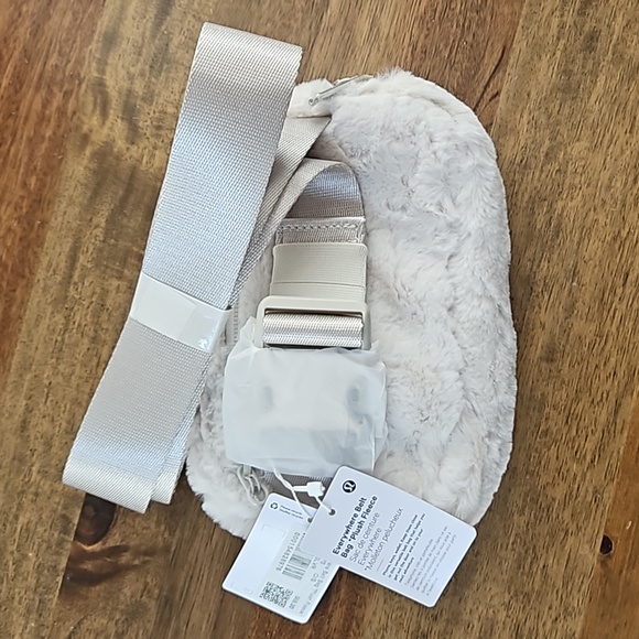 Lululemon Everywhere Belt Bag Plush Fleece - Picture 4 of 7